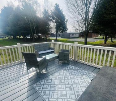 Allerthorpe House | Springwood Lodge with Hot Tub