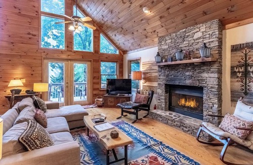 Sylva House | Spruce Patch - Mountain Cabin with Stunning Views and a Hot Tub!