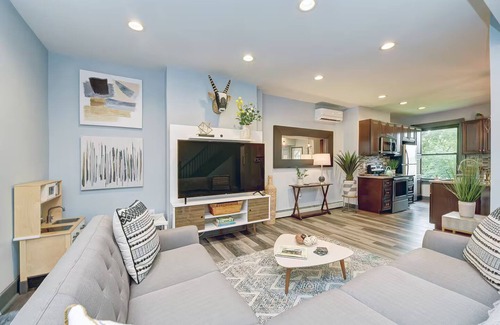 Squirrel Hill South House | Sq. Hill -Frick Park - Parking - King Bed ~ Kid Friendly- Office Area