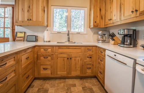 Arnold Cabin | Squirrel Away-Pet Friendly, A/C & Lake Access!