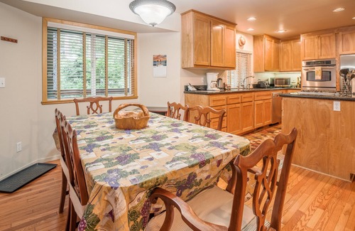 Dorrington Ski Chalet | Squirrel's Nest-Stunning Chalet w/Summer Pool Access!