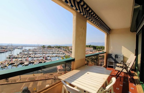 Saint-Cyprien Plage Apartment | St Cyprien Splendid View of the port of St Cyp