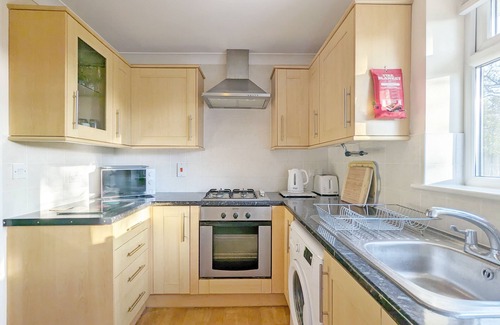 Hayling Island Cottage | St Marys, Hayling Island - a bungalow that sleeps 6 guests in 3 bedrooms