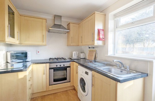 Hayling Island Cottage | St Marys, Hayling Island - a bungalow that sleeps 6 guests in 3 bedrooms