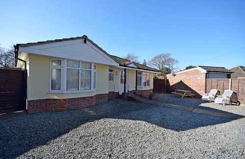 Hayling Island Cottage | St Marys, Hayling Island - a bungalow that sleeps 6 guests in 3 bedrooms