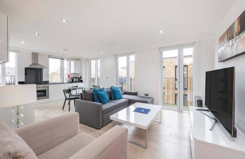 Euston Apartment | St. Pancras Skyline - by Frankie
