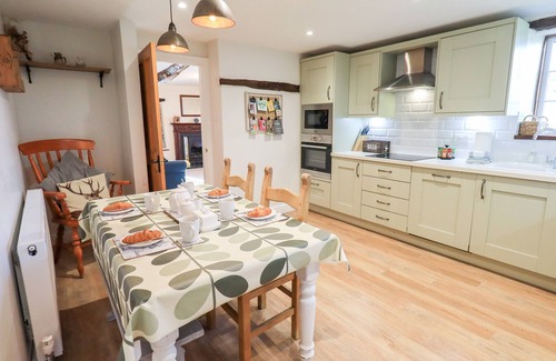 Milnthorpe Cottage | ST. PETERS COTTAGE, pet friendly, with a garden in Milnthorpe