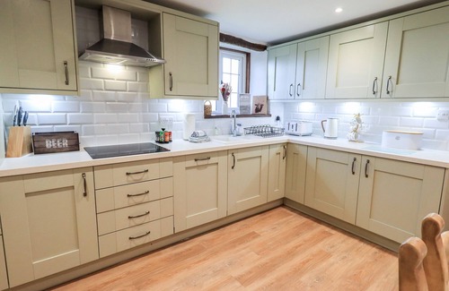 Milnthorpe Cottage | ST. PETERS COTTAGE, pet friendly, with a garden in Milnthorpe