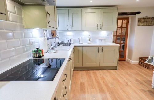 Milnthorpe Cottage | ST. PETERS COTTAGE, pet friendly, with a garden in Milnthorpe