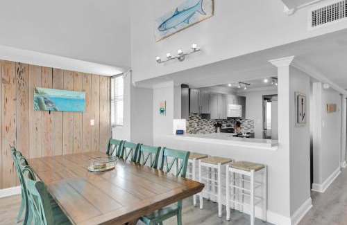 Meadows House | St Thomas - Waterfront Penthouse sleeps 16 w Pool & Boat Dock