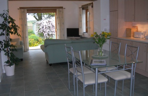 Helford Passage Cottage | Stable Cottage - luxury cottage with sea views over a wooded valley