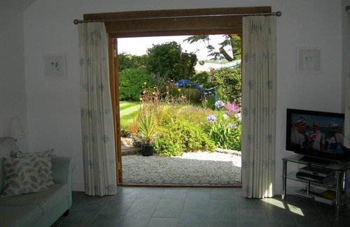 Helford Passage Cottage | Stable Cottage - luxury cottage with sea views over a wooded valley
