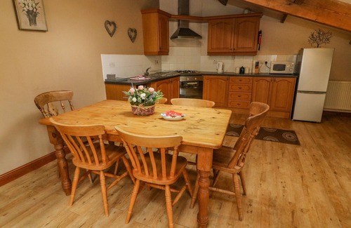 Kirkby Stephen Cottage | STABLE COTTAGE, pet friendly, with a garden in Newbiggin-On-Lune