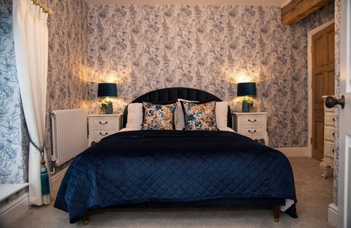 Middle Mayfield House | STABLE COTTAGE, pet friendly, luxury holiday cottage in Mayfield