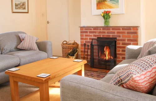 Overton-on-dee Cottage | STABLE COTTAGE, pet friendly, with open fire in Overton-On-Dee