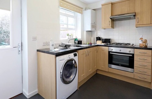 Norwich House | "Stafford Rest" – Cozy Apartment with Smart TV, WiFi, and Stunning Street Views