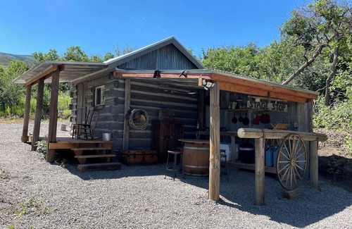 Collbran Cabin | Stagecoach Cabin - antique western charm