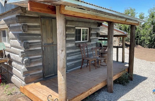 Collbran Cabin | Stagecoach Cabin - antique western charm