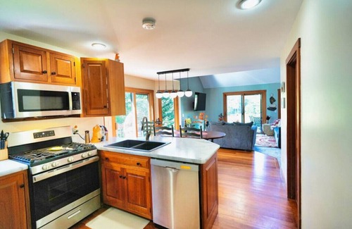 Eden Cottage | Stairway To Heaven-VT Lakefront! Hot Tub & More! 25 Mins to Stowe!