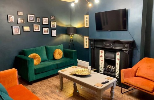 Stoke-on-Trent House | Stamer House by YourStays