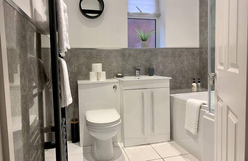 Stoke-on-Trent House | Stamer House by YourStays
