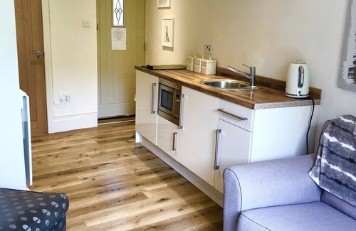 Gosforth Cottage | Stand alone Mini house, close to city centre, next to Jesmond Dene house hotel.