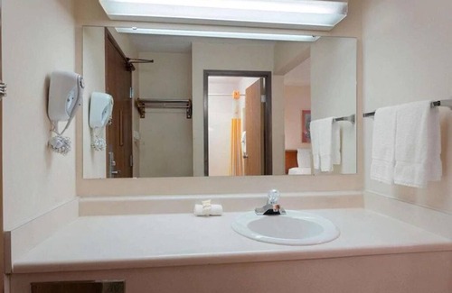 Indianapolis House | Standard 2 Queen Bed Non-Smoking