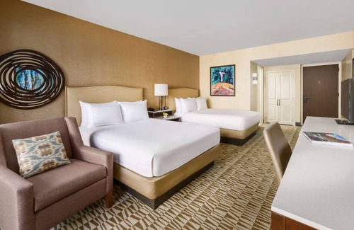 Phoenix Hotel | Standard 2 Queens at Hilton Phoenix Airport - Outdoor Pool & Hiking Options