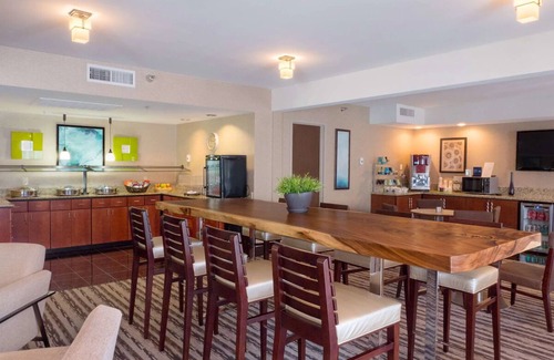 Phoenix Hotel | Standard 2 Queens at Hilton Phoenix Airport - Outdoor Pool & Hiking Options