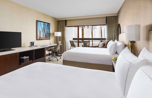 Phoenix Hotel | Standard 2 Queens at Hilton Phoenix Airport - Outdoor Pool & Hiking Options