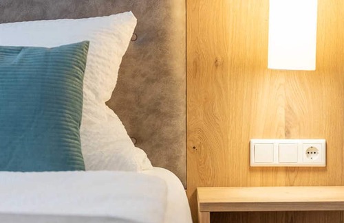 Leer Cottage | Standard double room 4 (ground floor right) - 24/7 self-check-in, 14008