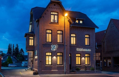 Leer Cottage | Standard double room 5 (ground floor right) - 24/7 self-check-in, 14008