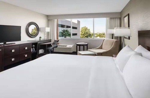 Phoenix Hotel | Standard King at Crowne Plaza Phoenix Airport - Dog-friendly & Free Shuttle