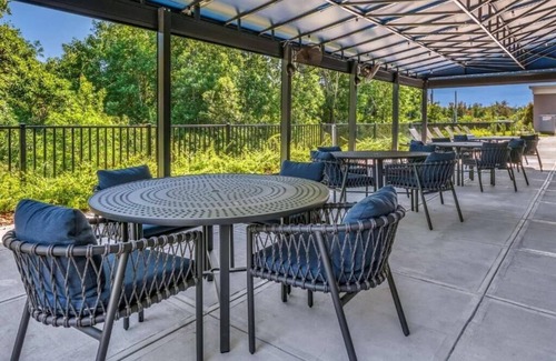 Orlando Apartment | Standard King Room Near Lake Warren ORL