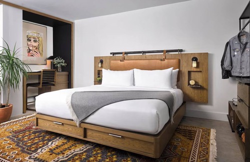 Downtown Washington D.C. Hotel | Standard King Room, Yours Truly DC, Pets are Allowed, Close to Lincoln Memorial