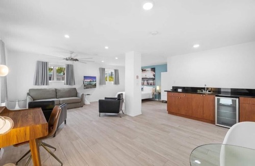 Northeast Miami Apartment | Standard Queen Room Near Uptown 66 MIA