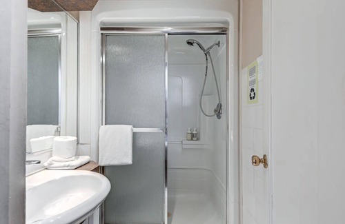 Vieux-Quebec-Cap-Blanc-colline Parlementaire Hotel | Standard Room #8 Summ