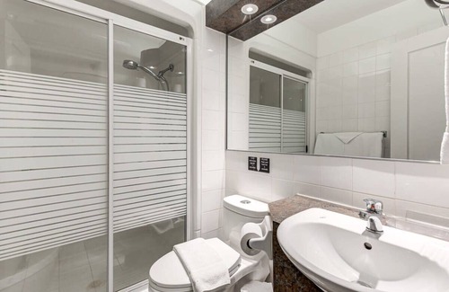 Vieux-Quebec-Cap-Blanc-colline Parlementaire Hotel | Standard Room #8 Summ
