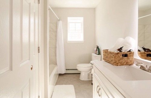 Middletown House | Standard Single Room2 with Shared Bathroom l Dining Patio