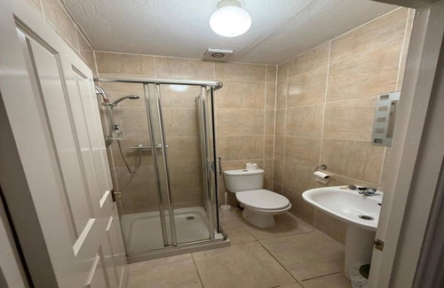 Manchester Apartment | Standard Triple Room - Shared