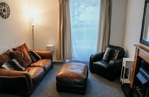 Whitehaven House | Standout 4BD 3 Storey Town House Whitehaven