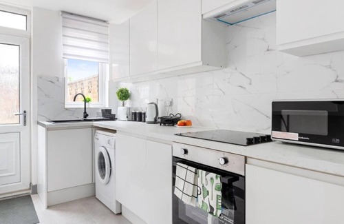 Corby House | Stanion Lane Luxurious 3 Bedroom Modern House Northamptonshire.