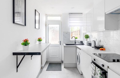 Corby House | Stanion Lane Luxurious 3 Bedroom Modern House Northamptonshire.