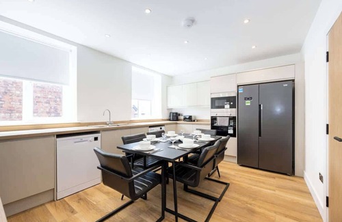 Trafford Apartment | Stanway Apartments Free Parking