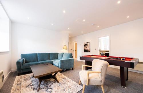 Trafford Apartment | Stanway Apartments- Free Parking