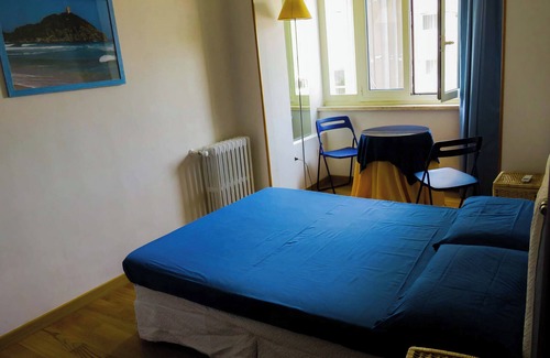 Cagliari House | Stanza con vista sulla città storica, letto matrimoniale e bagno condiviso