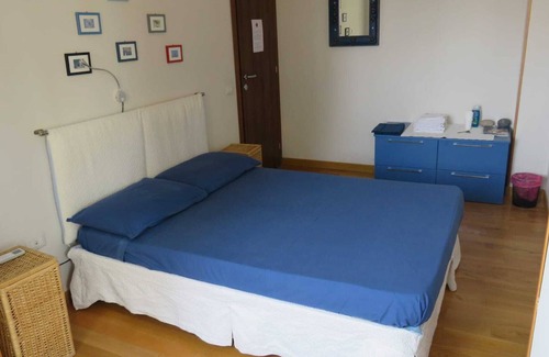Cagliari House | Stanza con vista sulla città storica, letto matrimoniale e bagno condiviso