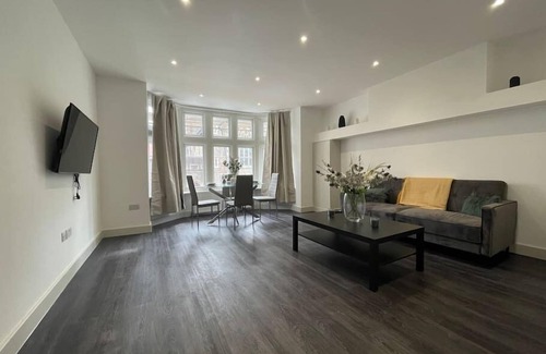 Golders Green Apartment | Star London Finchley Road 3-Bed Retreat