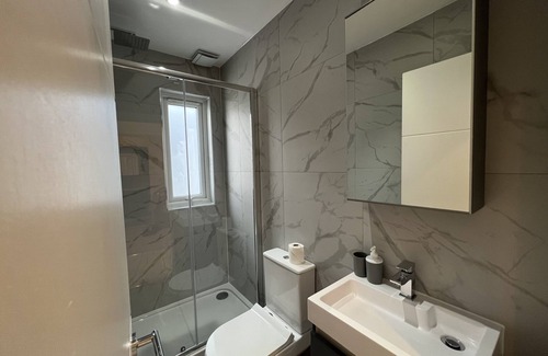 West Hendon Apartment | Star London Station Road 3-Bed Haven