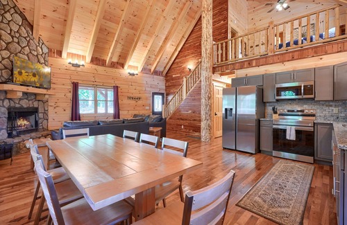 Logan Cabin | Star Ridge - Pet Friendly - 3BR/2BA Walk to Old Man's Cave